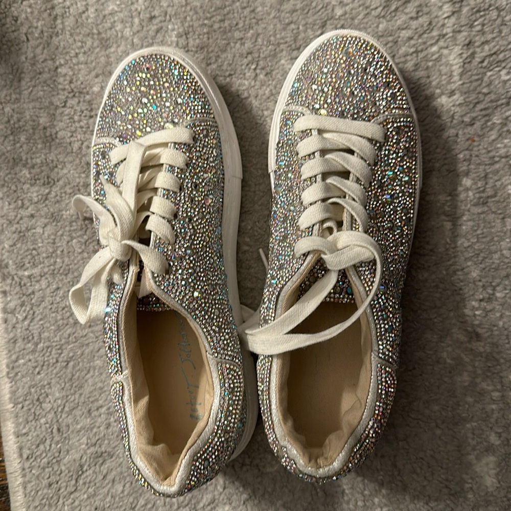 Betsey Johnson Sidny rhinestone sneakers
Size 7. Never worn, perfect condition!!